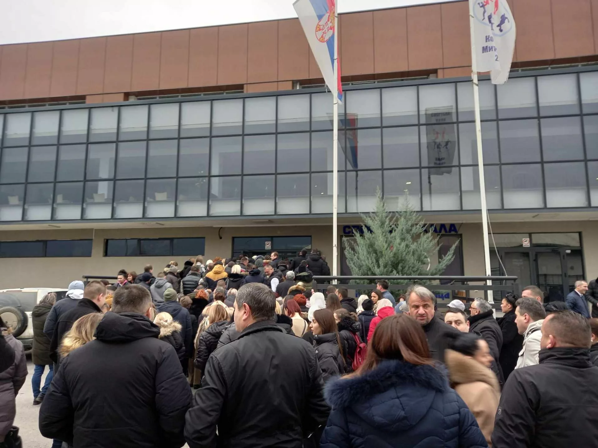 Numër i madh i qytetarëve serb në veri të Mitrovicës po nënshkruajnë peticionin për shkarkim të kryetarëve