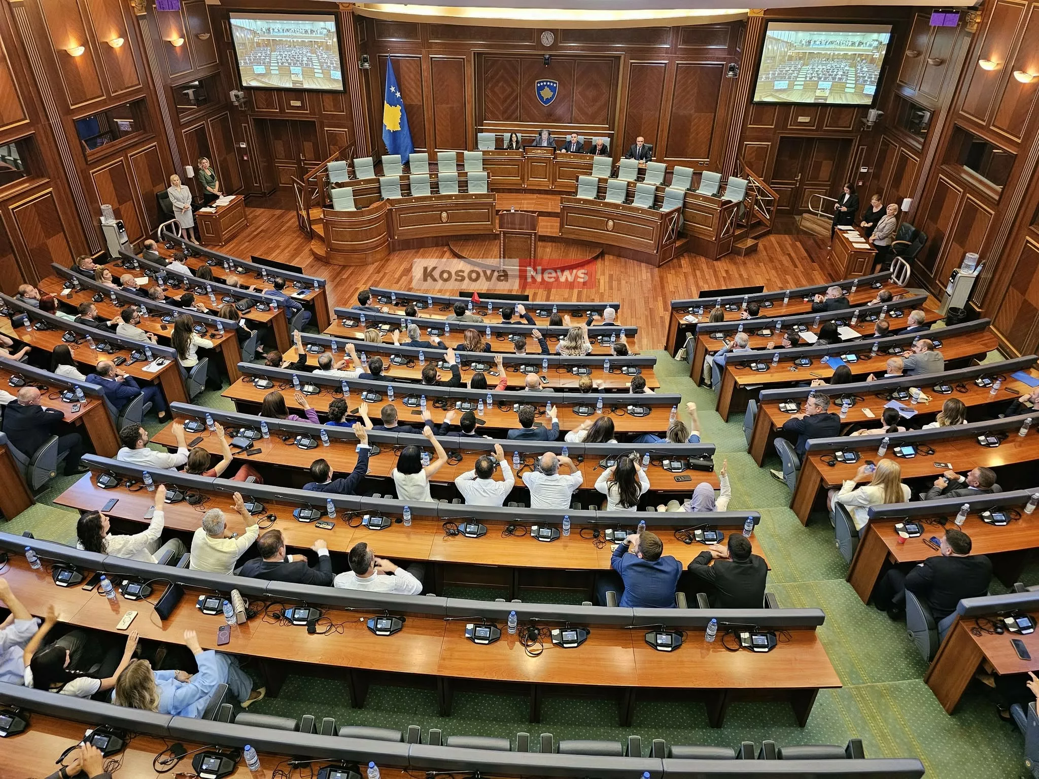 Nis seanca e kuvendit/ Në rend dite 12 pika, përfshirë kredi, rezoluta dhe vendime kyç politike