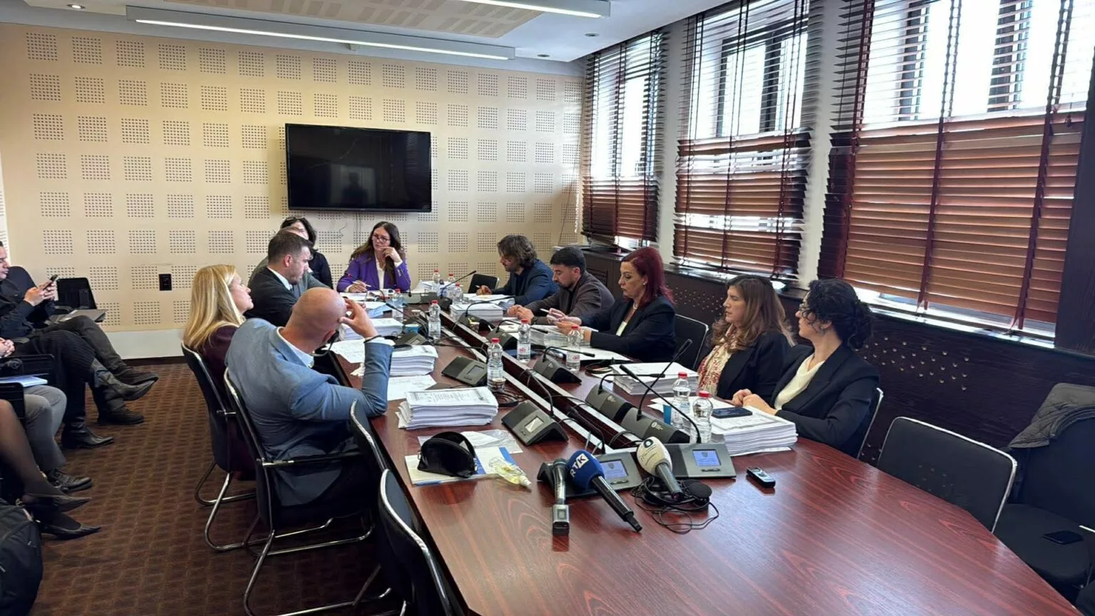 “Kur flas unë, ti ndalesh”, përplasje mes Musliut dhe Kryeziut në Komisionin për Bordin e RTK-së
