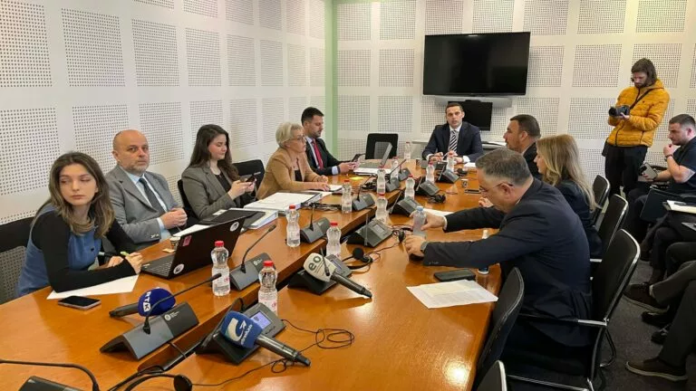 Opozita kundër procedurave të zgjedhjes së drejtorit për Byron Shtetërore të Pasurisë së Pajustifikueshme