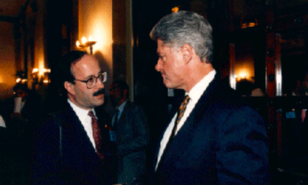 Clinton për Eliot Engel: Aleat i pazëvendësueshëm për mua, një mik i vërtetë – Do më mungojë shumë
