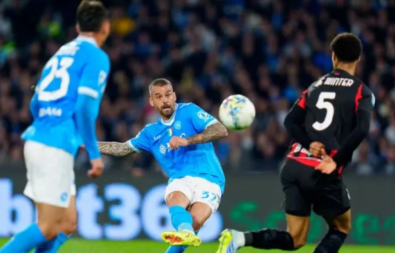 Napoli fiton derbin ndaj Milanit dhe mbetet në garë për titull
