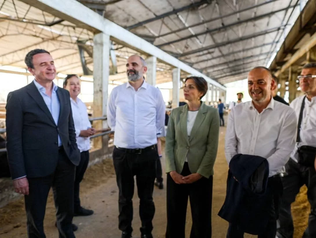 Kurti dhe kandidatët e LVV-së vizitojnë fermën gjigante në Prizren: Mbi 300 milionë euro mbështetje për bujqit