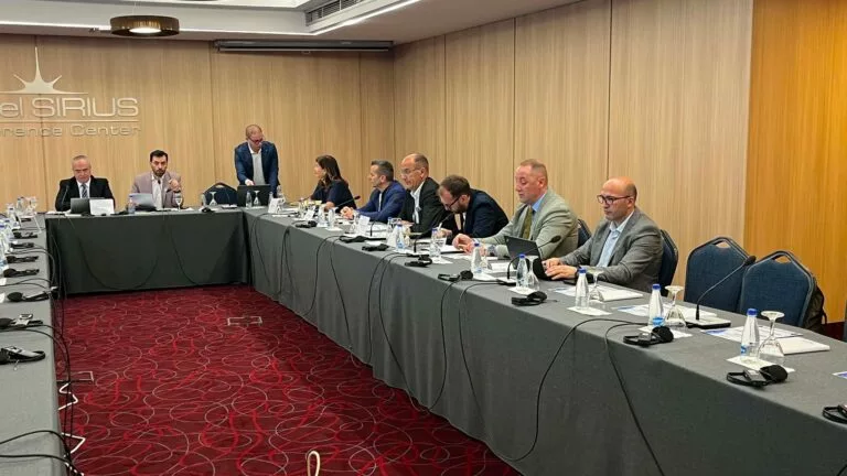 Fetoshi: Serbia po ndërhyn në zgjedhjet në Kosovë përmes propagandës, rrjeteve kriminale dhe Listës Serbe