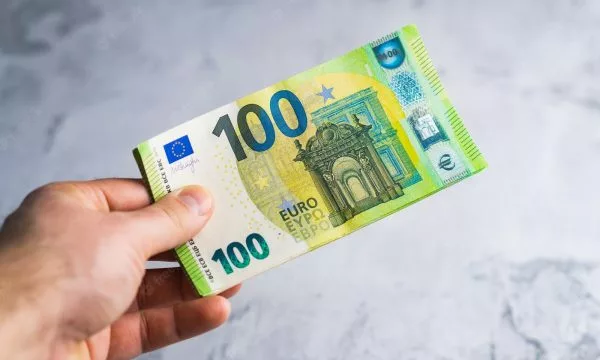 Njofton ministri Hoti: Sot ekzekutohen shtesat prej 100 eurosh për pensionistët dhe fëmijët