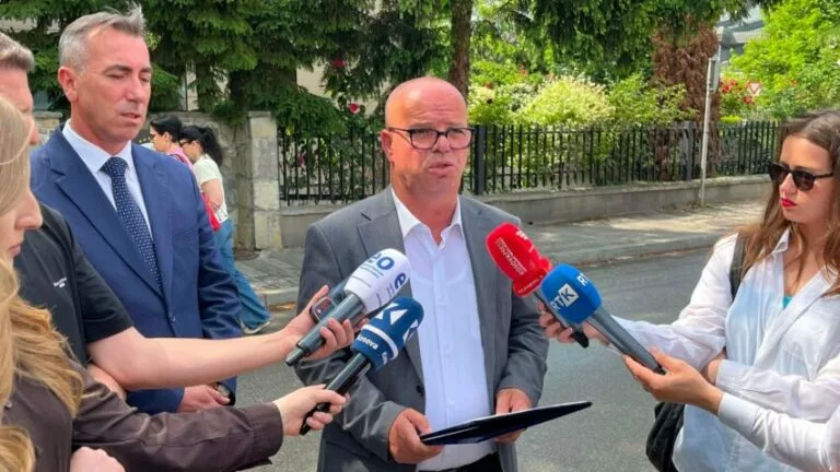 AKK dorëzon në Kushtetuese Rregulloren për Shërbimin Civil, Latifi: Qeveria po cenon autonominë e komunave