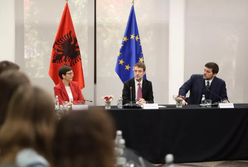 Rusia godet kompleksin ku banon ambasadori shqiptar në Kiev, reagon ministri