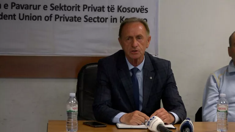 Pezullohet greva, punëtorëve teknikë të shkollave në Prishtinë u dalin pagat