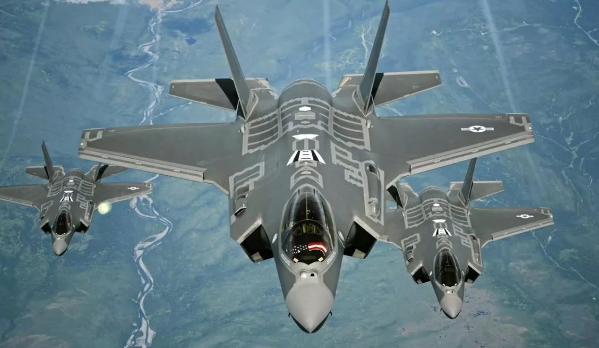 Polonia forcon krahun lindor të NATO-s, merr dërgesën e parë të aeroplanëve luftarakë amerikanë F-35