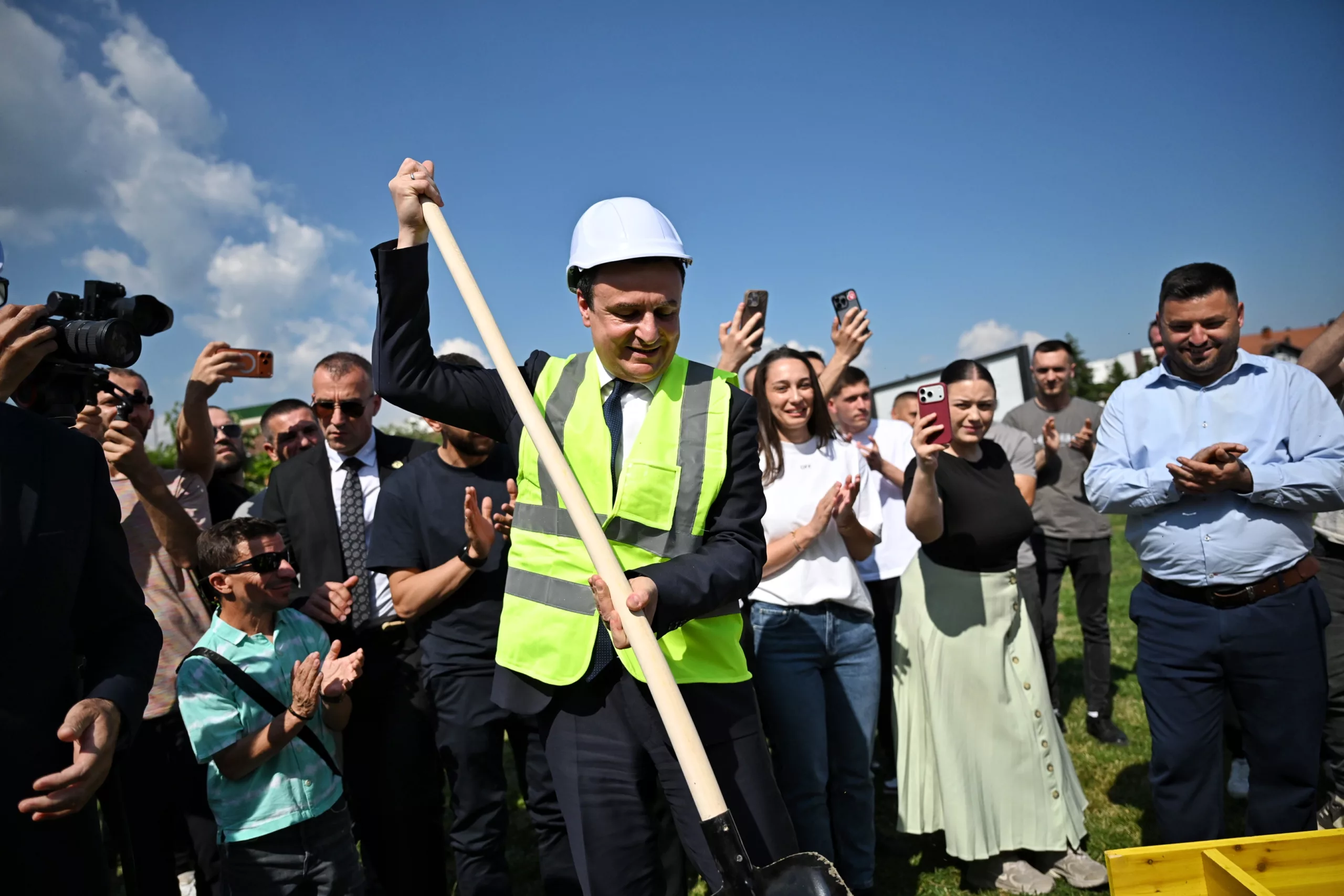 Kurti vendos gurthemelin e zgjerimit të stadiumit “Ferki Aliu” në Vushtrri
